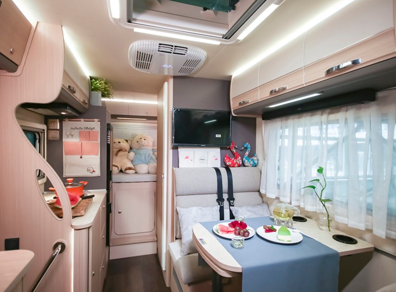 喜歡自駕游，不知道怎么選房車，看看這款四驅房車