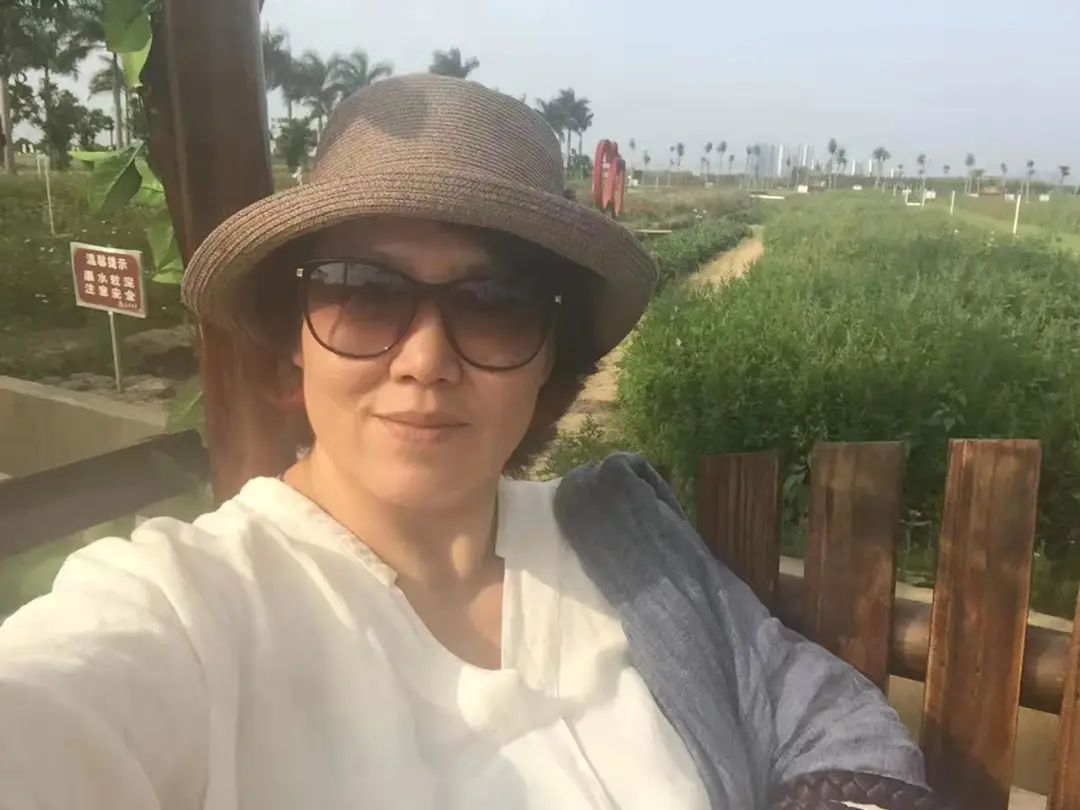 58歲的她，自駕房車旅居，一人兩犬，活成了自己喜歡的樣子