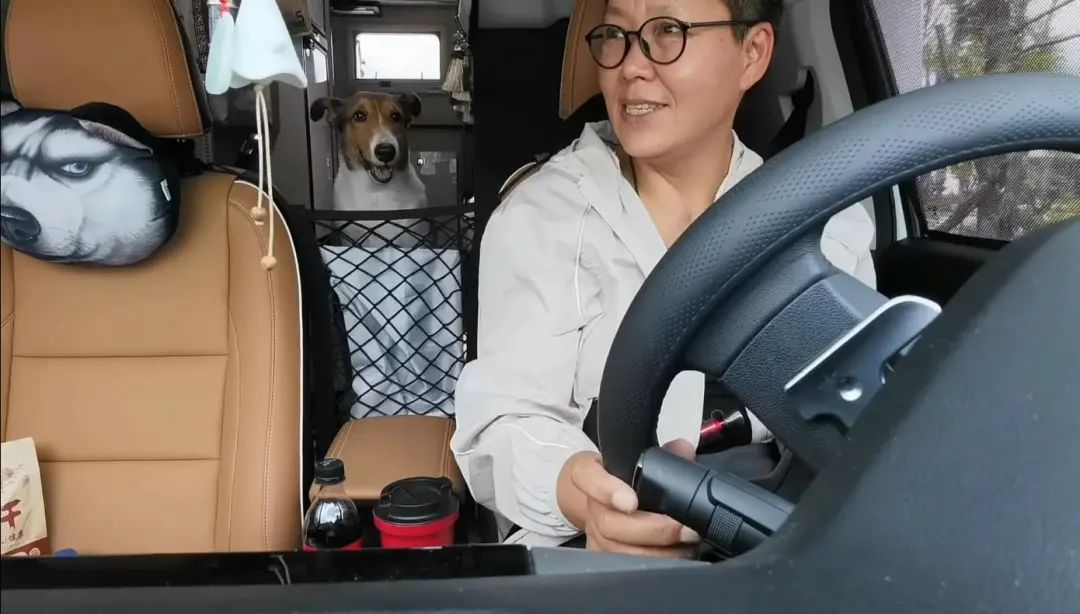 58歲的她，自駕房車旅居，一人兩犬，活成了自己喜歡的樣子