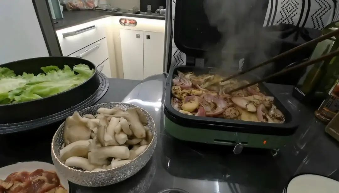 58歲的她，自駕房車旅居，一人兩犬，活成了自己喜歡的樣子
