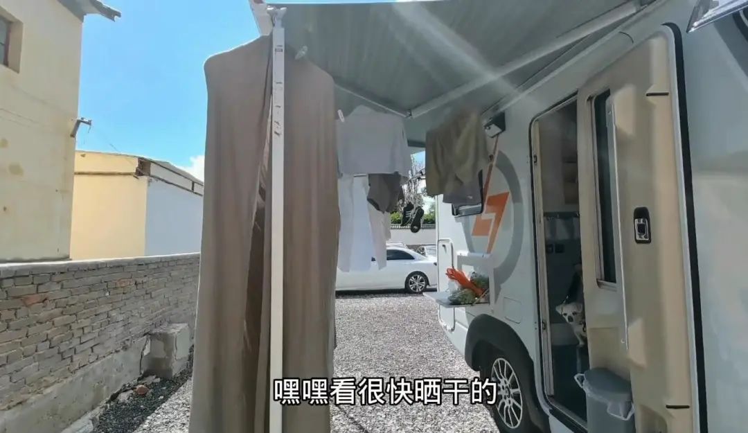 58歲的她，自駕房車旅居，一人兩犬，活成了自己喜歡的樣子